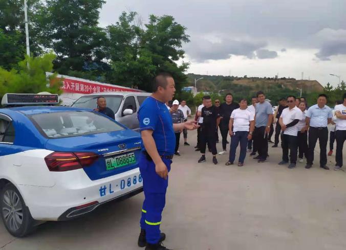泓源新能源出租汽车公司开展应急救援演练活动(图2) 泓源新能源出租汽车公司开展应急救援演练活动(图2)